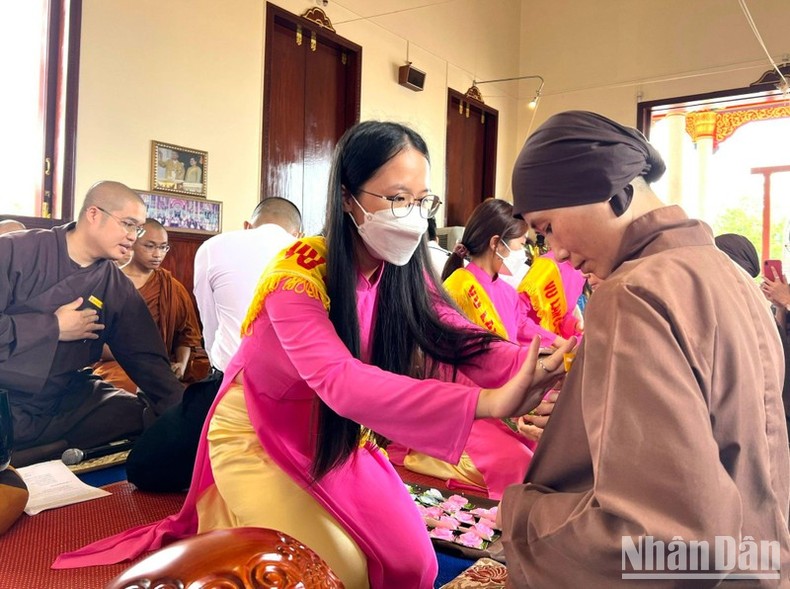 Nghi thức bông hồng cài áo trong lễ Vu Lan do kiều bào ta tổ chức tại Thái Lan. (Ảnh: NAM ĐÔNG)